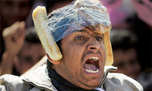 egyptian protesters helmet